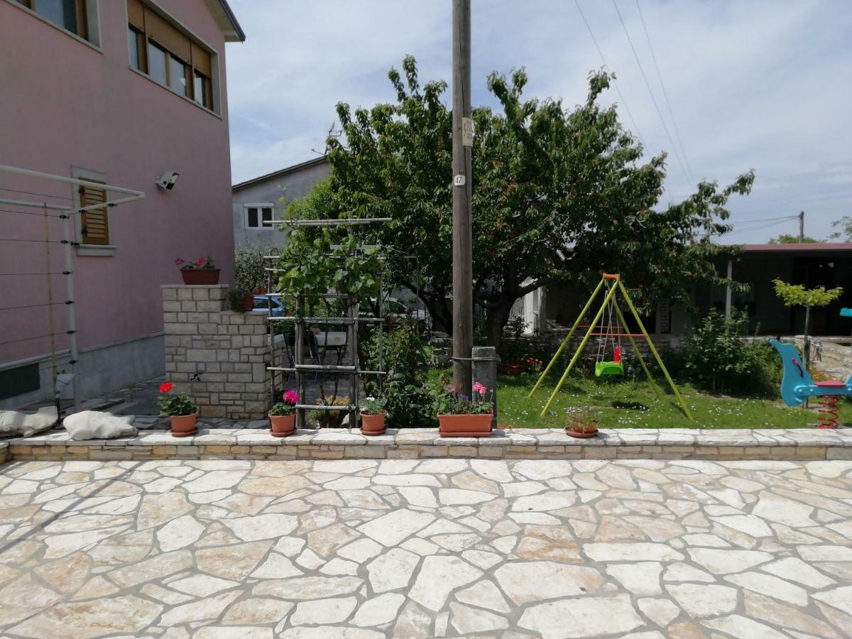 Apartmani Vesna Buje Exteriér fotografie